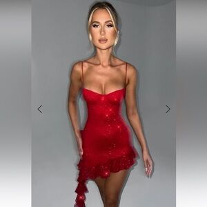 Has a underwired, cupped bust, adjustable straps and zip closure to the back.